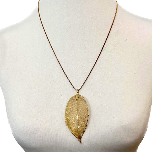 Jewelry - 🍁NWT 🍁 Gold Leaf Necklace